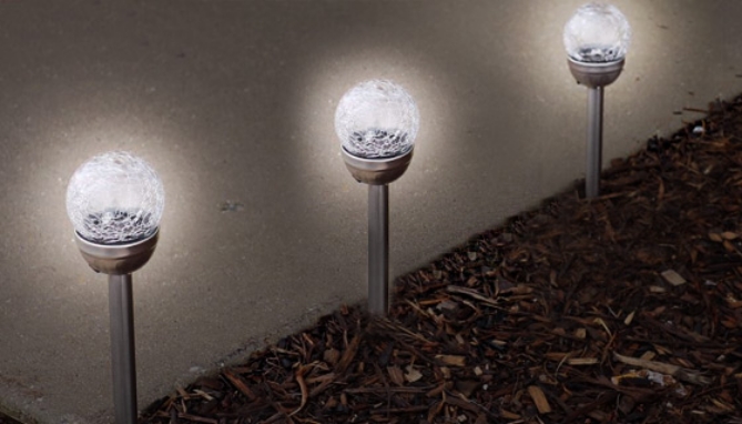 Nothing will immediately spruce up your lawn, garden and outdoor pathways like the gorgeous Crinkled Glass Solar Light Stakes! Easy to set up and install; no wiring or outlets needed.