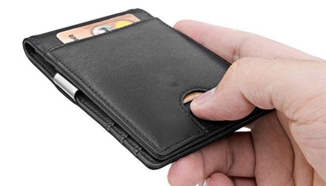 This black bi-fold is designed with a narrow profile so that it fits more comfortably in any pocket.