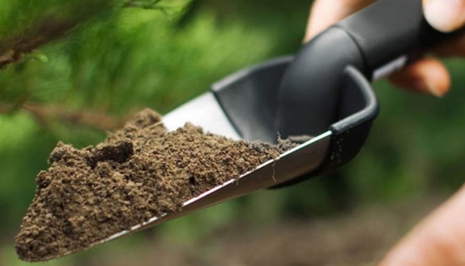 Picture 4 of Fiskars Duraframe Gardening Tools: Handheld Transplanter or Cultivator