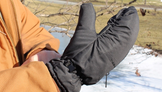 Say goodbye to frozen hands and fingers with these Heat Pocket Mitts for men! These gloves will keep your hands toasty warm in the bitter cold.