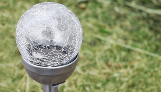 Nothing will immediately spruce up your lawn, garden and outdoor pathways like the gorgeous Crinkled Glass Solar Light Stakes! Easy to set up and install; no wiring or outlets needed.