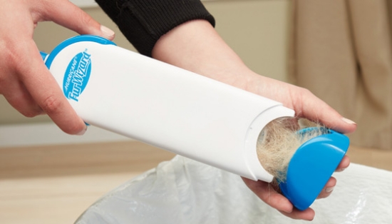 The Fur Wizard combines effectiveness of a standard lint brush with the convenience of a self-cleaning base!