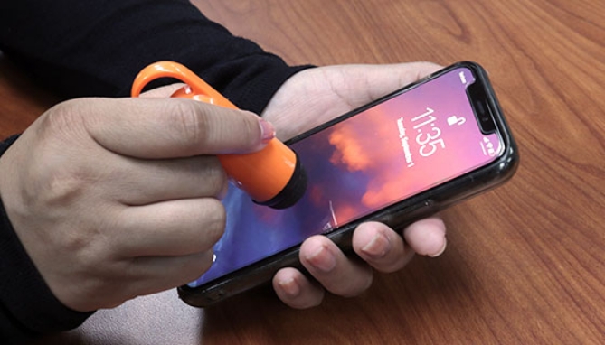 Picture 4 of Portable Screen Cleaner With Carabiner