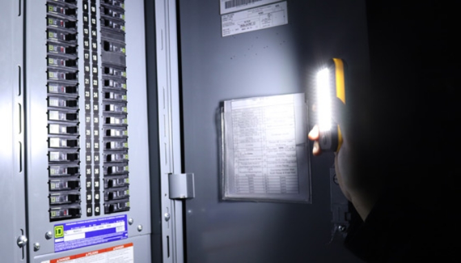 Picture 5 of Versa Smart Utility Light by Farpoint - 900 Lumens