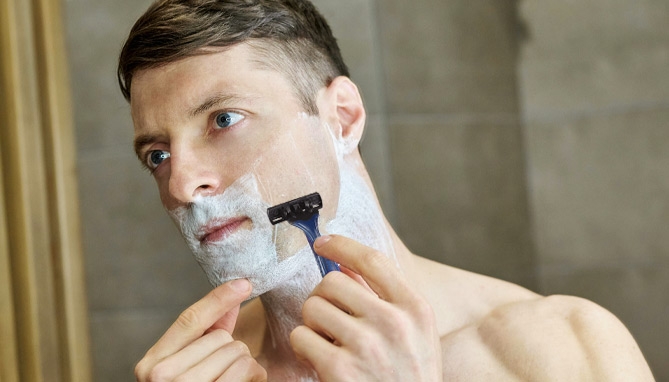 Picture 2 of Nautica 5 Piece Shaving Kit With 15x Suction Mirror