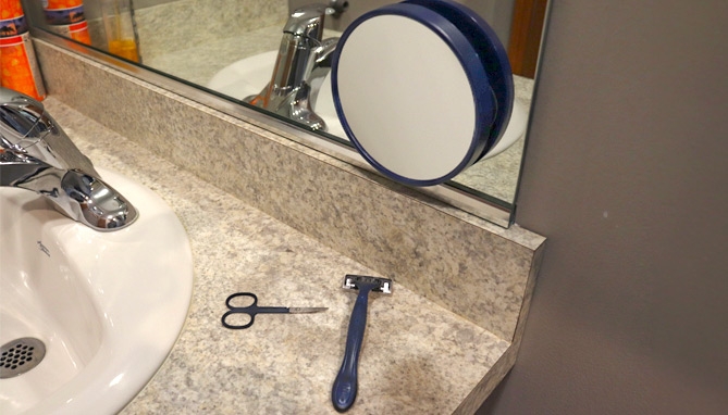 Picture 5 of Nautica 5 Piece Shaving Kit With 15x Suction Mirror